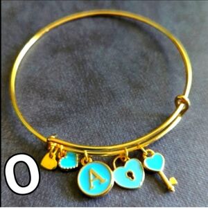 bite & pout "O" Charm Bangle